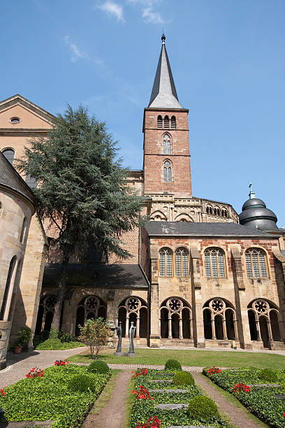 cementerio patio -ncathedral de saint peter (trier, alemania - trierer dom fotografías e imágenes de stock