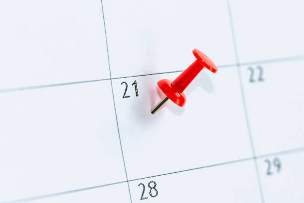 calendar entry. number 21 day pinning with red color pin thumbtack. save the date concept. - calendar calendar date reminder thumbtack imagens e fotografias de stock