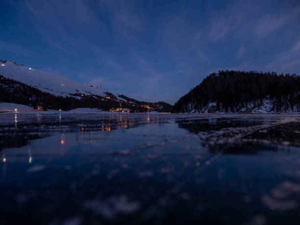 lago congelado e montanha coberta de neve na suíça - mountain night switzerland engadine - fotografias e filmes do acervo