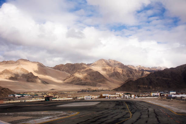 vea la cordillera del himalaya y la pista del aeropuerto kushok bakula rimpochee - alp descent fotografías e imágenes de stock