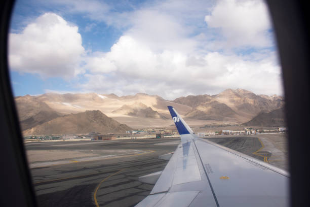 クショク・バクラ・リンポチー空港の風景ヒマラヤ山脈と滑走路を見る - mountain range earth sky airplane ストックフォトと画像
