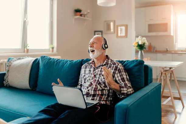 laissez la musique vous emporter... - men smiling headphones individuality photos et images de collection