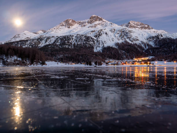 lago congelado e montanha coberta de neve na suíça - mountain night switzerland engadine - fotografias e filmes do acervo