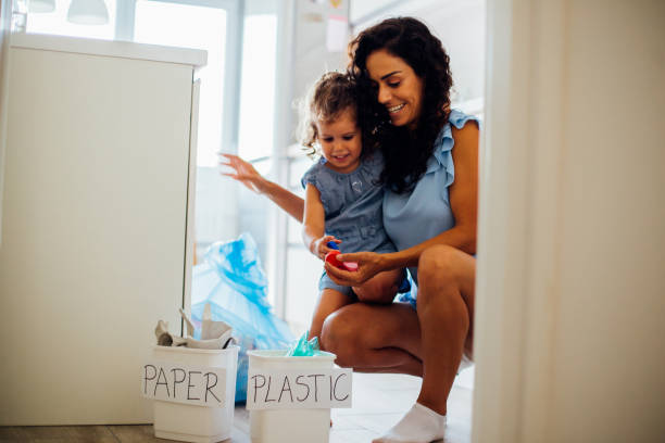 mom and daughter recycling - sustainable resources environment education cleaning imagens e fotografias de stock