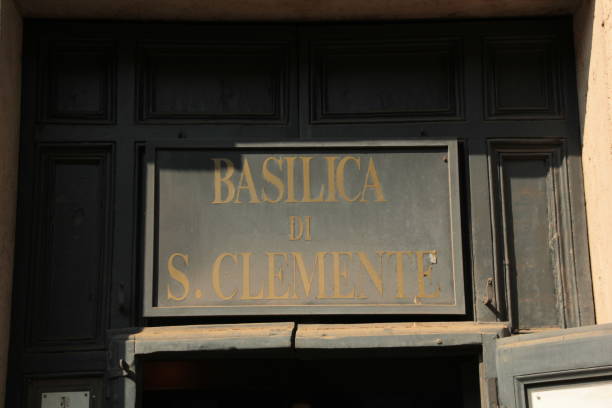 basilica di san clemente - entrance door old ancient foto e immagini stock