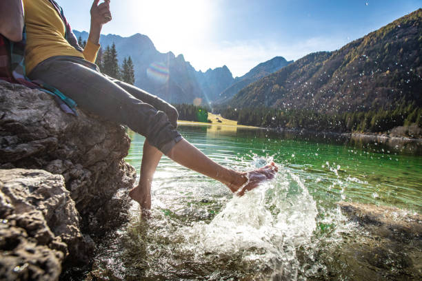 mujer adulta despreocupada disfrutando de un lago en las montañas - stock photo - travel destinations mountain hiking profile fotografías e imágenes de stock