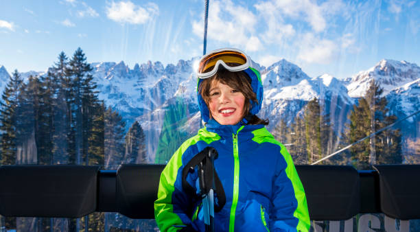 kinder auf der seilbahn, die zum skilift führt - dolomites ski lift winter ski track stock-fotos und bilder