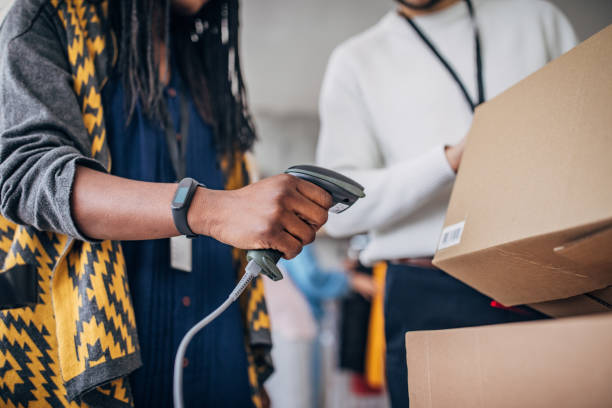 mulher usando leitor de código de barras para organizar pedidos de clientes para entrega de envio - bar code reader bar code checklist box - fotografias e filmes do acervo