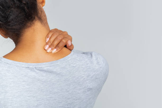 joven mujer negra sintiéndose agotada y sufriendo de dolor de cuello - acute mountain sickness fotografías e imágenes de stock