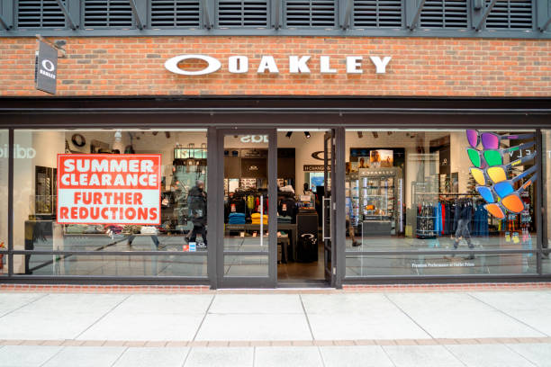 近代的なショッピングモールのオークリーショップへの入り口 - oakley ストックフォトと画像