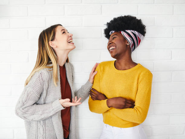 deux jeunes filles parlant bavarder amis conversation d'amitié - teenager african descent laughing adolescence photos et images de collection