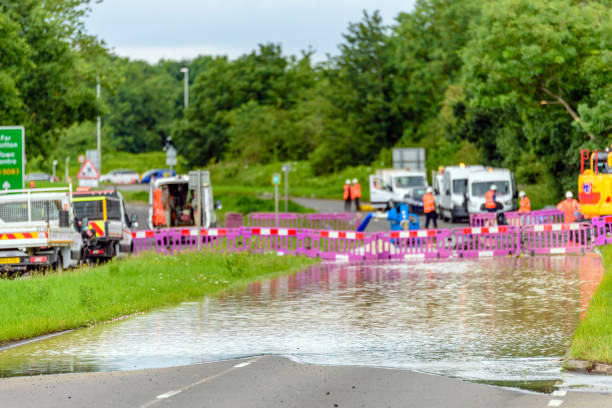 наводнение дороги в англии заблокирован для чрезвычайных ситуаций - global warming flash стоковые фото и изображения