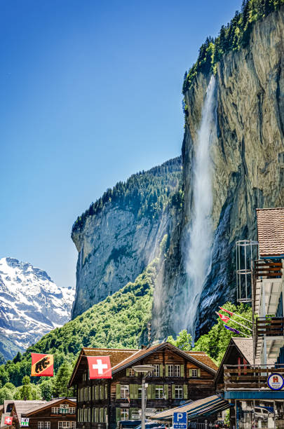 вид на альпийскую деревню в районе бернского нагорья в швейцарии - staubbach falls стоковые фото и изображения