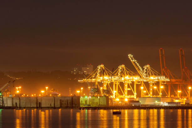 порт сиэтла ночью - harbor commercial dock shipping container стоковые фото и изображения