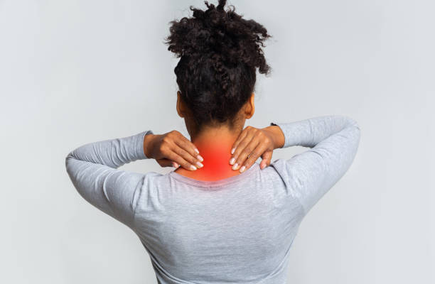 mujer negra con dolor de cuello, vista trasera - acute mountain sickness fotografías e imágenes de stock