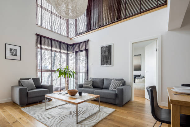 Living room with many windows Living room with many, big windows with blinds and hardwood floor inside stock pictures, royalty-free photos & images