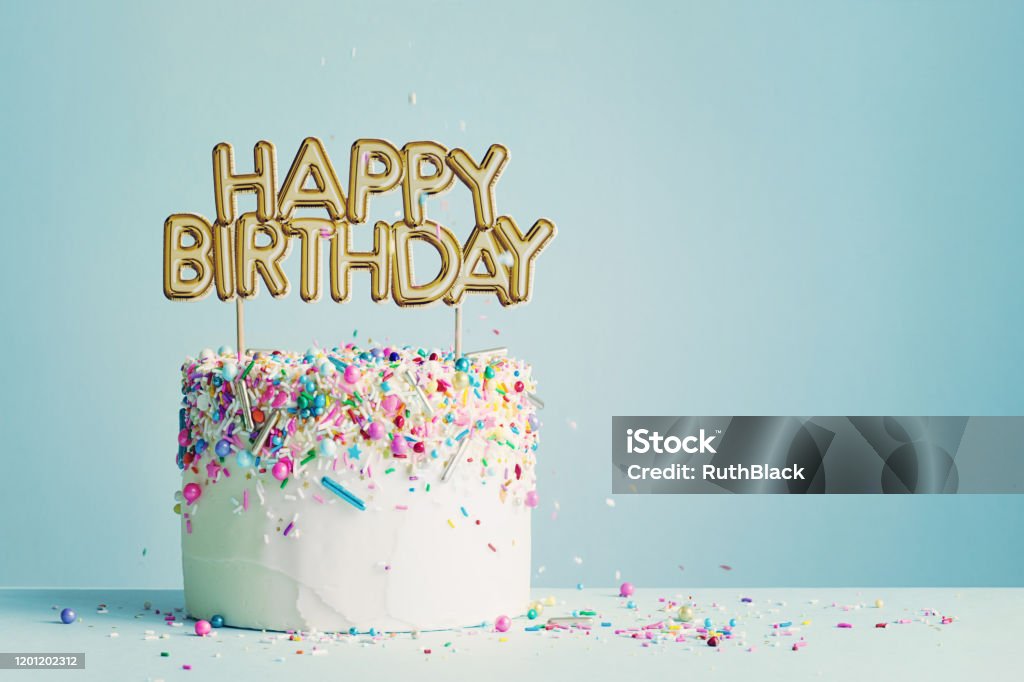 生日蛋糕與生日快樂橫幅 - 免版稅生日圖庫照片