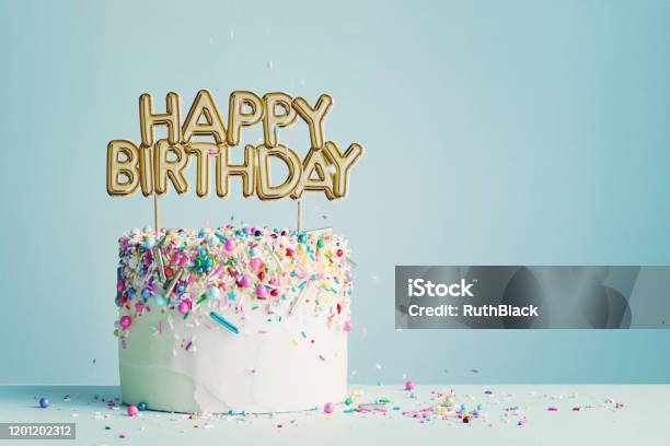 生日蛋糕與生日快樂橫幅 照片檔及更多 生日 照片 - 生日, 生日蛋糕, 蛋糕