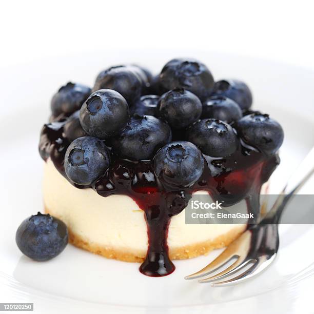 Bolo De Queijo Com Os Mirtilos Frescos Em Fundo Branco Isolado - Fotografias de stock e mais imagens de Bolo de Queijo