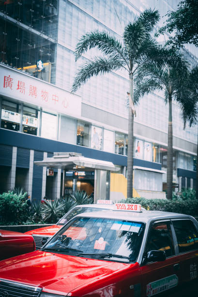 panneaux d'affichage dans la vieille rue à hong kong. avec une masse terrestre de 1104 km et 7 millions d'habitants, hong kong est l'une des zones les plus densément peuplées au monde. - hong shopping night skyline photos et images de collection