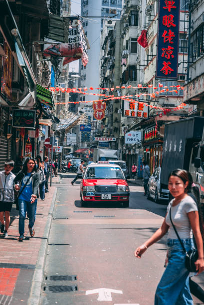 panneaux d'affichage dans la vieille rue à hong kong. avec une masse terrestre de 1104 km et 7 millions d'habitants, hong kong est l'une des zones les plus densément peuplées au monde. - hong shopping night skyline photos et images de collection