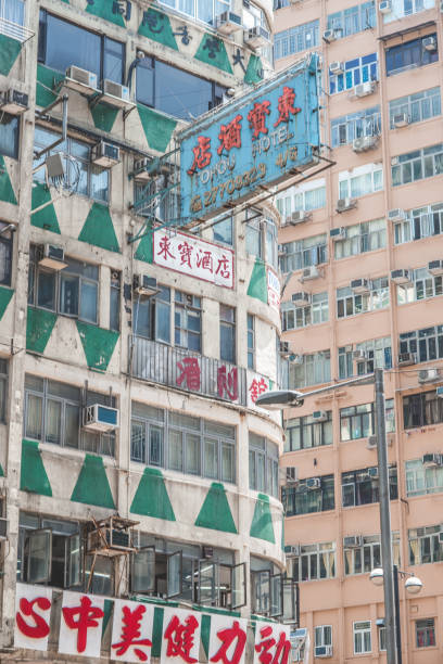 panneaux d'affichage dans la vieille rue à hong kong. avec une masse terrestre de 1104 km et 7 millions d'habitants, hong kong est l'une des zones les plus densément peuplées au monde. - hong shopping night skyline photos et images de collection