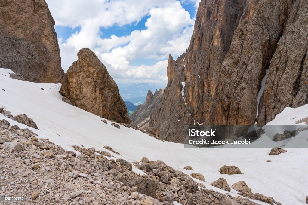 El paisaje rocoso del sendero en Sassolungo. Dolomitas. Italia. - Foto de stock de Aire libre libre de derechos El paisaje rocoso del sendero en Sassolungo. Dolomitas. Italia. - Foto de stock de Aire libre libre de derechos