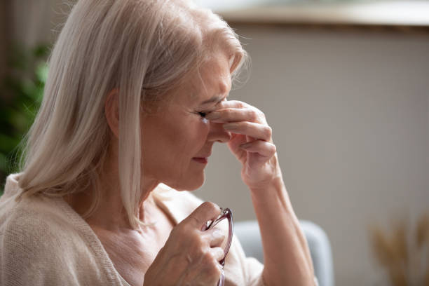 nahaufnahme von kranken seniorinnen leiden unter verschwommenem sehen - human eye rubbing tired glasses stock-fotos und bilder