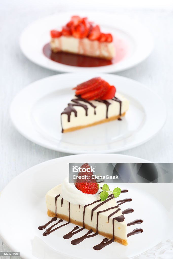 다양한 치즈케이크 신선한 딸기 및 초콜릿 frosting - 로열티 프리 까치밥나무 열매류 스톡 사진