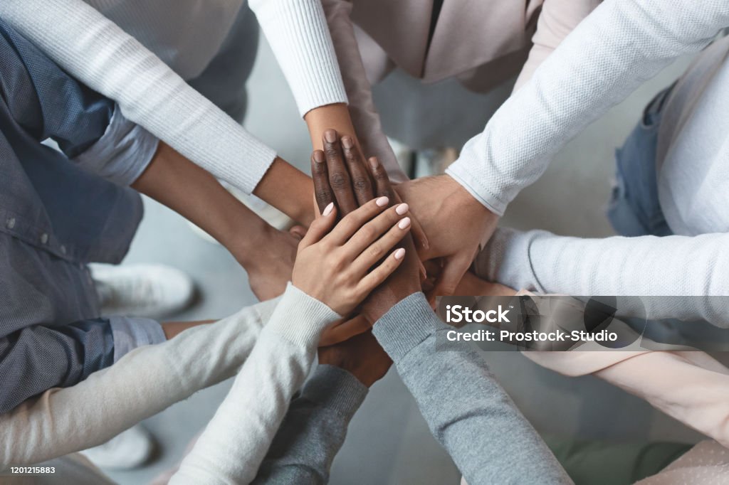 Business-Team, das die Hände übereinander legt - Lizenzfrei Zusammenarbeit Stock-Foto