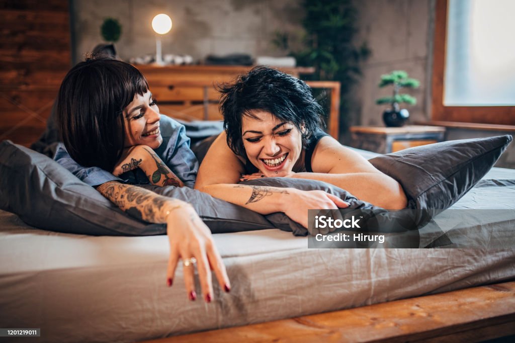 Dos Parejas Lesbianas Acostadas En La Cama Foto de stock y más banco de  imágenes de Abrazar - Abrazar, Acogedor, Adulto - iStock