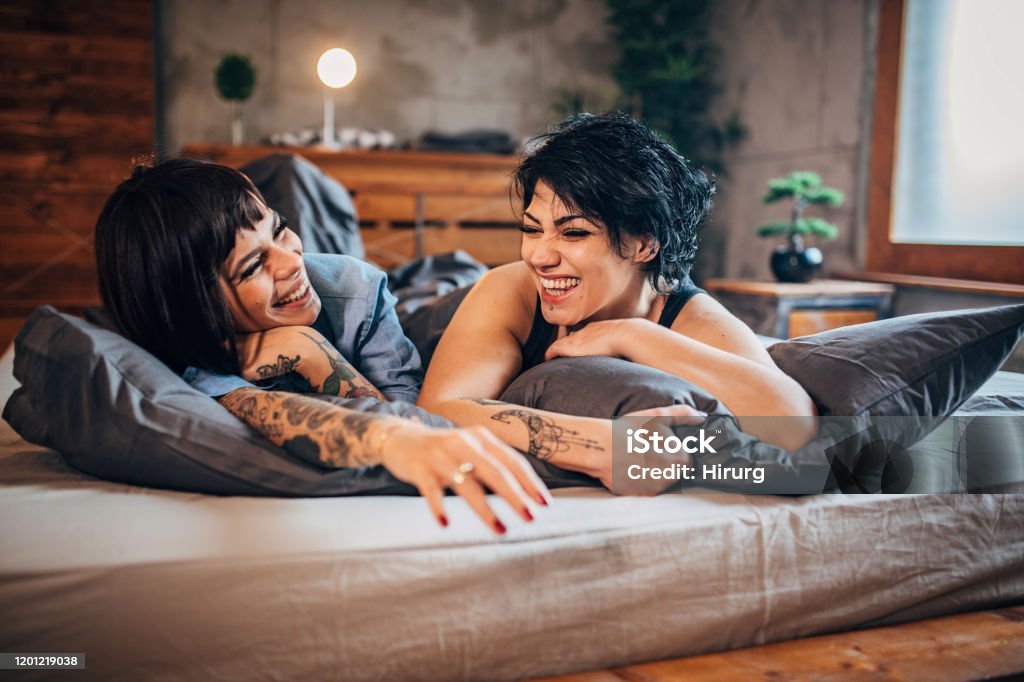 Dos Jóvenes Parejas Lesbianas Acostadas En La Cama Foto de stock y más  banco de imágenes de Abrazar - Abrazar, Acogedor, Adulto - iStock