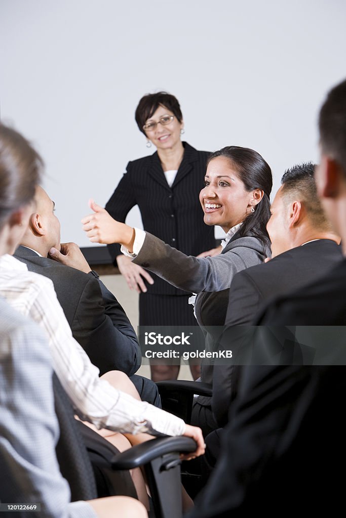 Gruppo di uomini d'affari, concentrarsi sulla donna in pubblico - Foto stock royalty-free di Corso di formazione