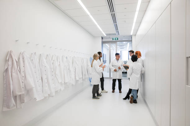 healthcare professionals in the workplace - women scientist indoors science imagens e fotografias de stock