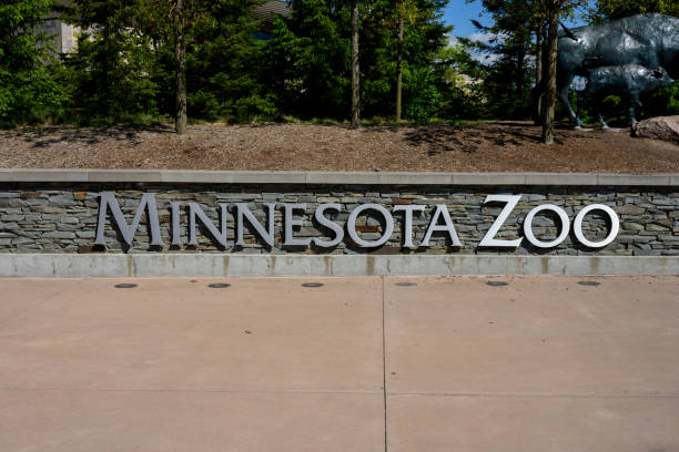 minnesota zoo welcome sign - zoo sign entrance the imagens e fotografias de stock