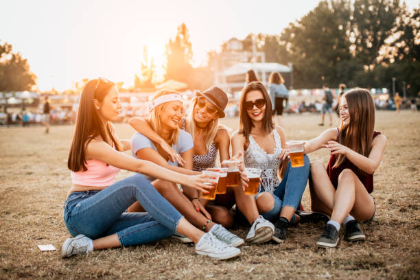 Friends cheering with beer at the music festival Friends cheering with beer at the music festival 3686 stock pictures, royalty-free photos & images