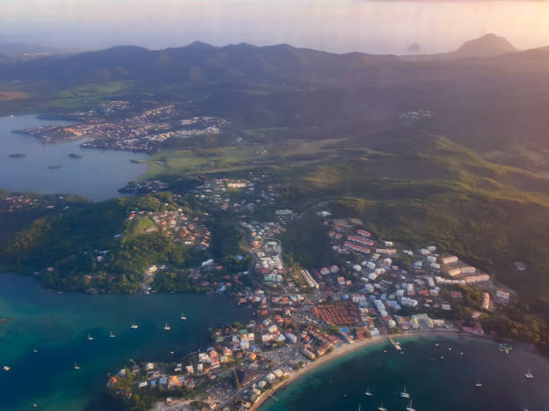 les trois ilets, martinique, fwi - vista para anse mitan e la pointe du bout do avião que chega - pointe du bout - fotografias e filmes do acervo