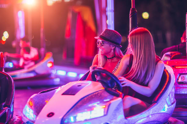 meninas se divertindo em carro de para-choques elétricos em parque de diversões - music festival park friendship summer - fotografias e filmes do acervo