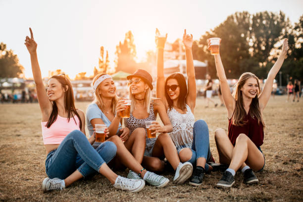 amis buvant la bière et s'amusant au festival de musique - 3686 photos et images de collection