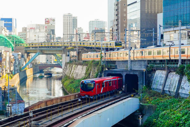 東京、日本。2019年12月15日 - 東京地下鉄と山手線通勤電車が市内を走る。 - 秋葉原 ストックフォトと画像