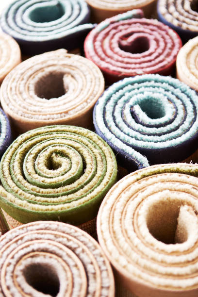 красочные ковры в магазине - rug shop стоковые фото и изображения