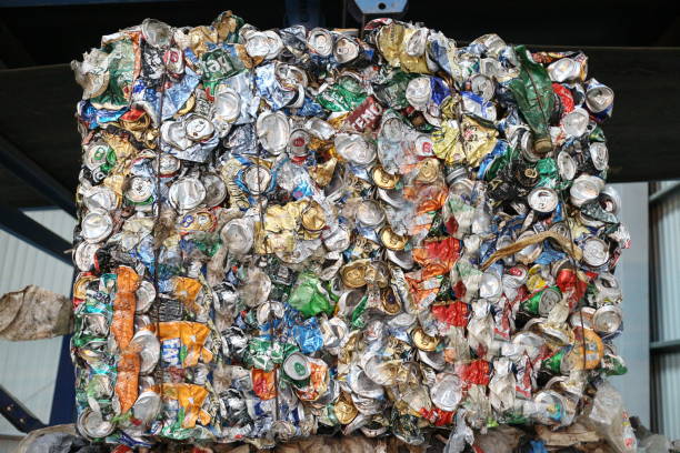 アルミニウム缶のベールに詰め込まれた廃棄物処理をクローズアップ - metal recycling center ストックフォトと画像