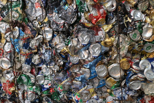 アルミニウム缶のベールに詰め込まれた廃棄物処理をクローズアップ - metal recycling center ストックフォトと画像