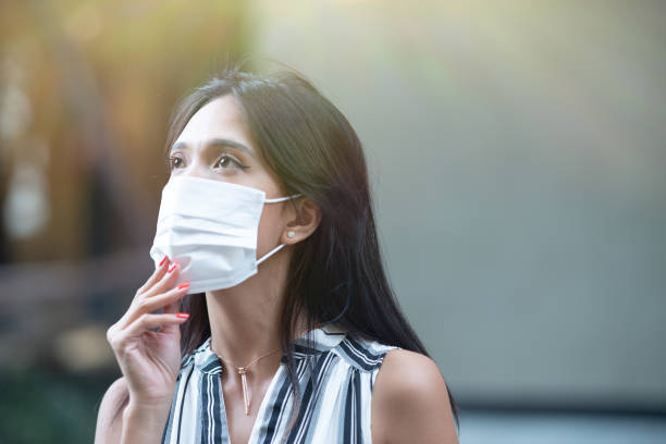 mulher asiática usando máscara protetora de alergias, vírus, poluição do ar. mudanças climáticas conceituais, doenças, alergias - human parainfluenza virus - fotografias e filmes do acervo