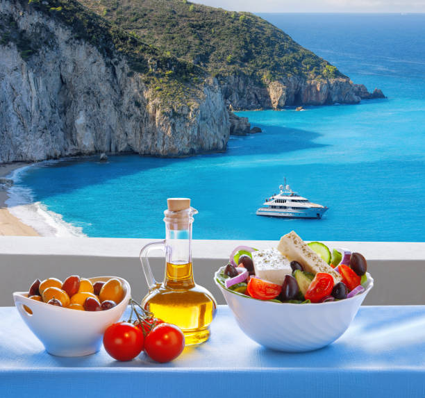 그리스 레프카스 섬의 그리스 샐러드를 곁들인 밀로스 해변 - greek cuisine greek culture food table 뉴스 사진 이미지