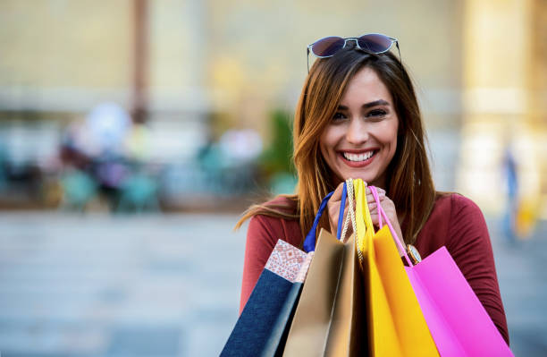 lächelnde frau beim einkaufen. konsum, mode, lifestyle-konzept - autumn women clothing retail stock-fotos und bilder