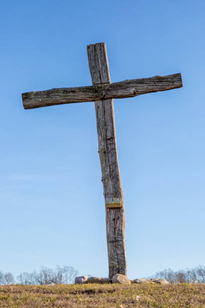 cruz de madera robusta inclinada contra un cielo azul - cross shape cross rough wood fotografías e imágenes de stock