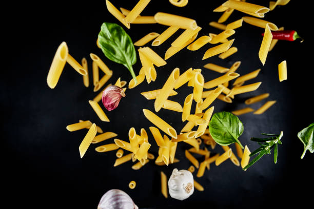 penne macaroni makaron wybuch żywności - cherry tomato flash zdjęcia i obrazy z banku zdjęć