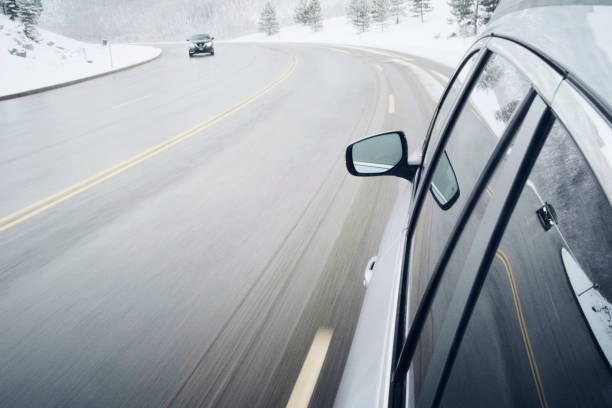winterfahren - drivers point of view country road snowing blizzard stock-fotos und bilder