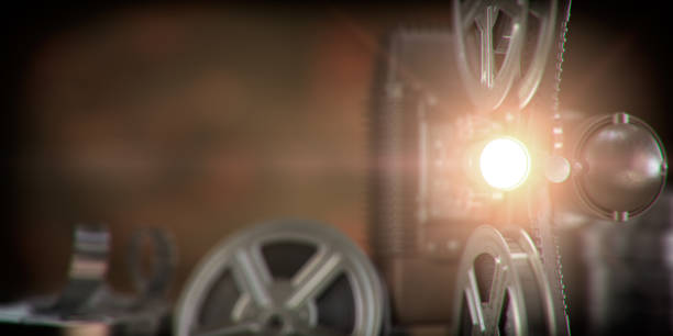 暗い背景に光線とフィルムリールを備えたムービープロジェクター。映画、映画、ビデオレトロヴィンテージの背景。 - カリフォルニア州ハリウッド ストックフォトと画像